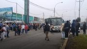 Callao: Choferes de combis hacen plantón en av. Néstor Gambetta en protesta por atentado que dejó a cobradora baleada
