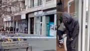 Un encapuchado arrojó una granada dentro de un salón de belleza y dejó seis heridos