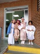 Llevan juguetes a hospitales