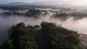 ¡Cuidado, conductores! Espesa niebla cubre la Sabana de Bogotá, reduciendo la visibilidad en Chía y norte de la ciudad