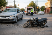 Fuerte colisión entre un auto y una moto en La Banda dejó a una mujer grave