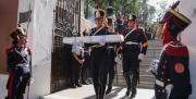 Custodiado por los Granaderos, el sable corvo de San Martín arribó al aeroclub de San Lorenzo