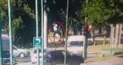 Video: un motociclista protagonizó un brutal choque en Ensenada, voló por los aires y terminó internado