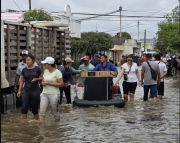 Inundaciones inéditas obligan a evacuar a centenares de familias en Montería, Colombia