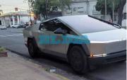 VIDEO. Fernando Burlando sorprendió en La Plata a bordo de un Tesla Cybertruck