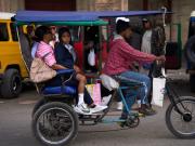 Cuba empieza a cerrar hoteles y reubicar turistas ante la crisis por la falta de combustible