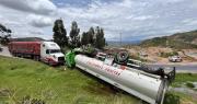 Cisterna vuelca al chocar contra un tractocamión en la carretera Cochabamba-Oruro