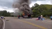 Pasajeros huyen y salvan sus equipajes tras incendiarse el minibús en el que viajaban