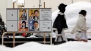 Japón comienza a votar en unas elecciones generales anticipadas marcadas por la nieve