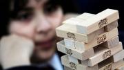 Cómo una diseñadora convirtió un pasatiempo de su infancia en el jenga, el famoso juego en el que la gravedad siempre termina ganando