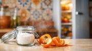 Por qué licuar cáscara de mandarina con bicarbonato es un eficaz truco de limpieza casero