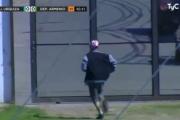 Ascenso en estado puro: entró con la bolsa de pan, se metió a la cancha y se robó la pelota en pleno partido