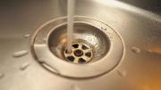 Con un chorro de vinagre: cómo realizar una limpieza profunda del desagüe