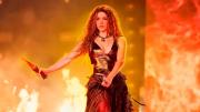 Shakira sufre caída en su regreso a los escenarios