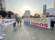 Que sean todos: familiares de presos políticos exhibieron pancartas durante el Maratón CAF en Caracas