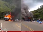 Falla eléctrica provoca incendio de minibús en Cochabamba; pasajeros lograron escapar