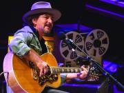 Eddie Vedder de Pearl Jam llega a Netflix con Cuestión de Tiempo: a qué hora se estrena el documental