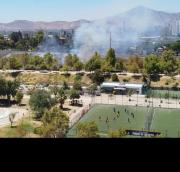 Bomberos combate incendio forestal en el Parque de los Reyes en Santiago