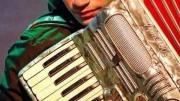 Tocar el acordeón le salvó la vida, hoy recorre escenarios y maneja un colectivo para recibirse de abogado