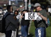 Protesta en el Super Bowl LX: activistas repartieron toallas con el lema “ICE fuera” en la puerta del estadio