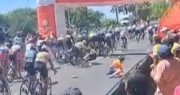 Video: un grupo de ciclistas terminaron lesionados al caer en el final de la Vuelta a San Juan Master