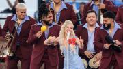 Super Bowl 2026: Lady Gaga goza y canta al ritmo de salsa una nueva versión de su tema ‘Die with a smile’