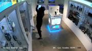 Delincuentes armados asaltan tienda de tecnología en Las Condes y roban equipos de última generación