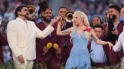 Sello chileno: Diseñador nacional participó en la creación del vestido que lució Lady Gaga en el Super Bowl