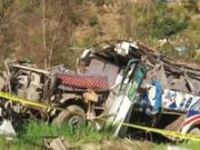 Un micro con invitados a una boda cayó por una pendiente: hubo 13 muertos y 34 heridos