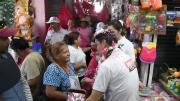 Regys Medina visita a comerciantes de la Feria El Carmen