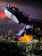 Otro grave accidente en moto en La Plata: chocaron contra un poste y sufrieron fracturas