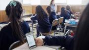 Colegios se preparan para regular uso de celulares en las salas este año