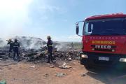 Bomberos trabajó en el vertedero de La Pedrera y se mantiene la alerta