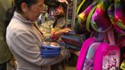 Útiles escolares suben hasta 30% y padres buscan precios bajos en La Tablada