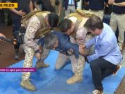 Insólito test en vivo: el ministro de Seguridad de Córdoba probó un nuevo dispositivo policial y quedó de rodillas por una descarga eléctrica