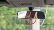 La función poco conocida de la pestaña del espejo retrovisor del auto: ¿qué significa?