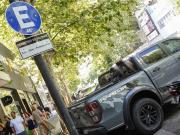 La avenida porteña en la que se estaciona a 45 grados: el impacto en el tránsito y las ventas en una zona comercial clave