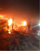 En imágenes: reportan incendio de vehículos en un conjunto residencial de Caracas