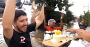 Video: Festejan un cumpleaños en medio de la inundación; no les importó tener el agua hasta la cintura
