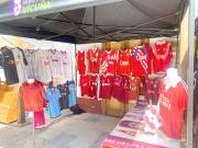 Futboleros tienen para regodearse con camisetas en Pueblito Peñuelas