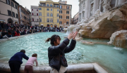 Los turistas buscan eludir la entrada a la Fontana de Trevi