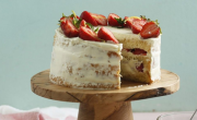Un clásico que nunca decepciona: receta de torta de crema y frutillas fácil y rápida