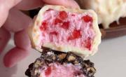 De frutilla y bañados en chocolate: receta de bocaditos helados de yogur, deliciosos y frescos para el verano