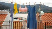 Por qué el sol destiñe la ropa al secarse y para qué sirve colgar las prendas del revés
