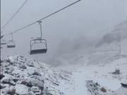 Sorpresa en el cerro Catedral: nevó en pleno verano y la cumbre se tiñó de blanco