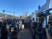 Sigue la tensión en Rosario por la protesta salarial de policías este martes: desplazaron a 20 agentes