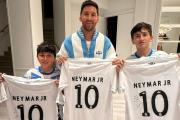 El triple regalo de Neymar a Lionel Messi y sus hijos