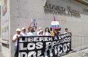 “No más anuncios incumplidos”: familiares de presos políticos protestaron frente a la Asamblea Nacional
