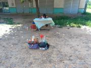 Ascensión de Guarayos: la curiosa foto de una niña que hace tarea mientras vende gasolina