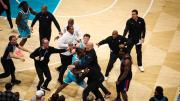 Escándalo en la NBA: jugadores protagonizaron batalla campal en pleno partido que dejó cuatro expulsados